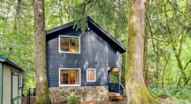 Rhododendron Creekside Cabin w/ Hot Tub & Fire Pit, Buchen Sie Ferienhaus Rhododendron Oregon