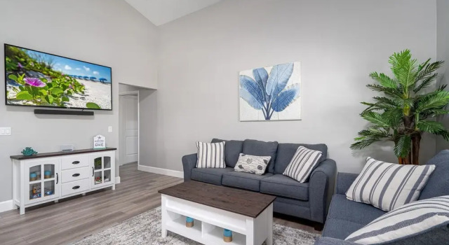 228 Delmar Ave by Coastal Vacation Properties, Забронировать Отель Отели в центре Форт-Майерс-Бич, в центре, Парковка