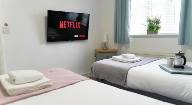 3 Smart TVs, Sleeps 3, VAN PARKING, Fast WIFI, Забронировать Отель Корби Нортгемптоншир-Каунти