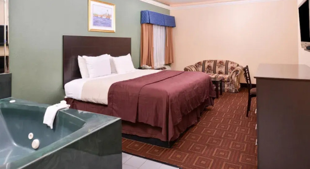 Двухместный люкс с балконом Americas Best Value Inn-Baytown