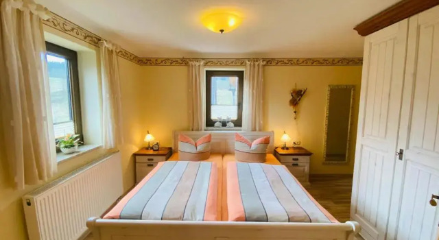 Ferienhof Alte Wildmeisterei - Fewo Gartenblick, Book Hotel Neuhaus am Rennweg Rennsteig