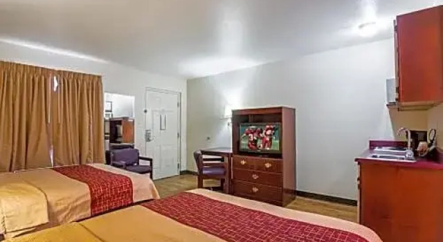 Четырёхместный номер Superior Red Roof Inn Las Vegas
