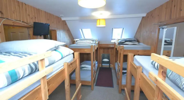 Кровать в общем номере Blackwater Hostel