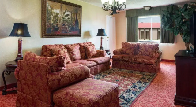 Двухместный люкс c 1 комнатой Ramada by Wyndham Bowling Green