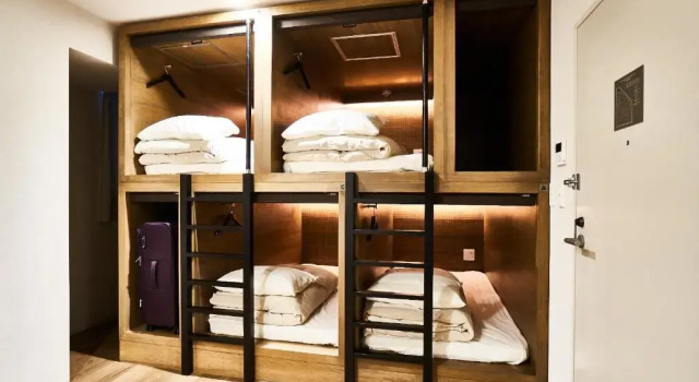 Кровать в общем номере &AND HOSTEL HOMMACHI EAST