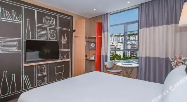 Yuefeng Hotel (Guangzhou Panyu Shiqiao Aoyuan Plaza), Забронировать Отель Паньюй , рядом с Guangzhou Overseas Chinese Town