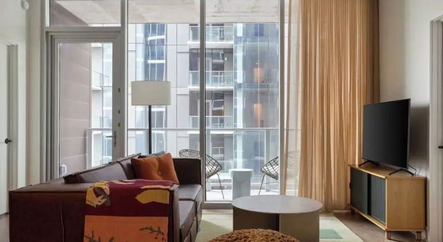 New Austin High Rise w/ Luxe Amenities Rooftop Pool, Gym, Yoga Studio & More!, Забронировать Дом для отпуска Виллы Остина, рядом с W Austin Wet Deck, Вилла