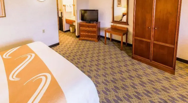 Двухместный люкс Quality Inn & Suites University