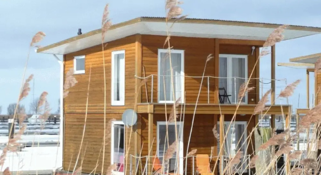 Hausboot in Kroeslin am Bodden