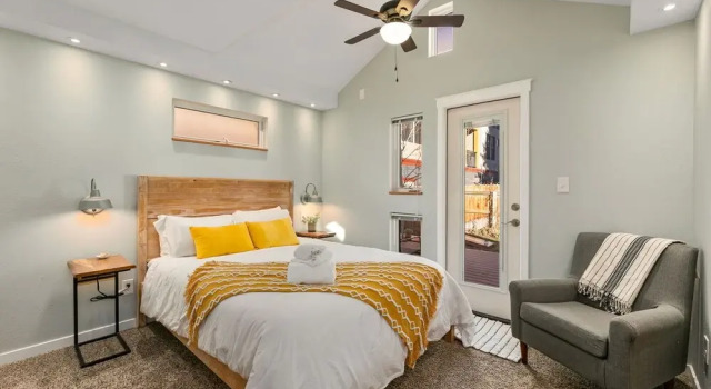 Vibrant Downtown Bungalow – Walk Everywhere!, Забронировать Дом для отпуска Отели Форт-Коллинс с парковкой, рядом с Global Village Museum of Arts and Cultures, Парковка