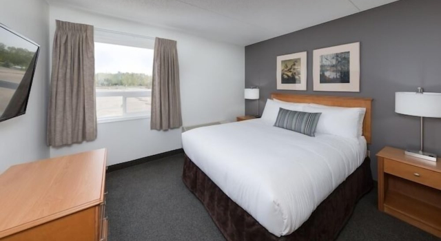 Люкс Standard Heritage Inn Hotel & Convention Centre - Moose Jaw
