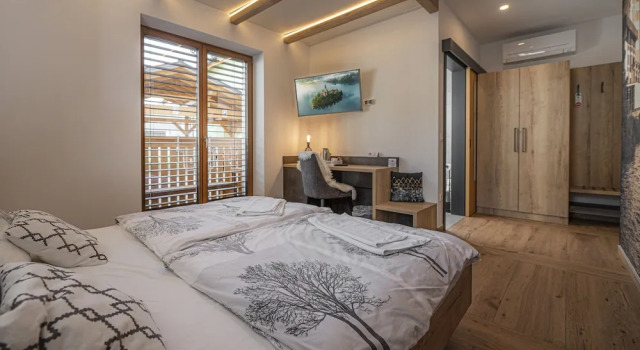Komfort Doppel Zimmer Keller mit Balkon Veldes B&B