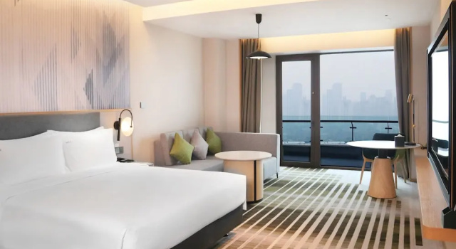 Двухместный номер Standard с балконом Holiday Inn Hotel & Suites Wuhan New City by IHG
