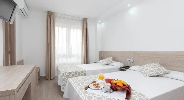 Трёхместный номер Standard с балконом Hotel Olympia Ronda II