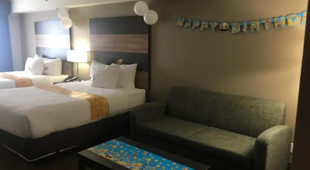 Люкс Deluxe Days Inn & Suites by Wyndham Lindsay
