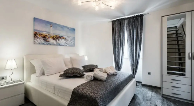 Студия Executive Split Apartments with Hotel Service