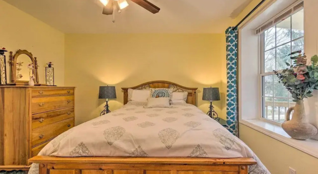 The Sunshine Cottage Hendersonville Rental!, Забронировать Дом для отпуска Отели Хендерсонвилл с парковкой, Парковка