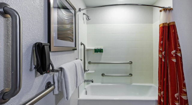 Четырёхместный номер Standard Courtyard by Marriott Tulsa Woodland Hills
