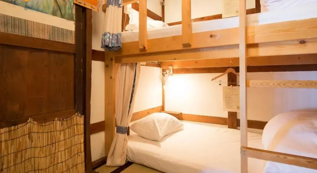 Кровать в общем номере Kanazawa Guesthouse Pongyi