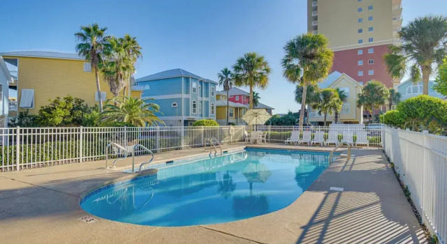 Walk to Beach: Home w Pool Access in Gulf Shores, Boek Hotel Gulf Shores 