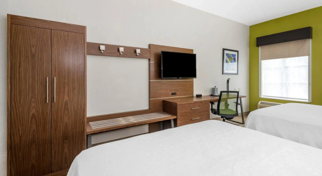 Четырёхместный номер Standard Holiday Inn Express Charlotte West - Gastonia by IHG.