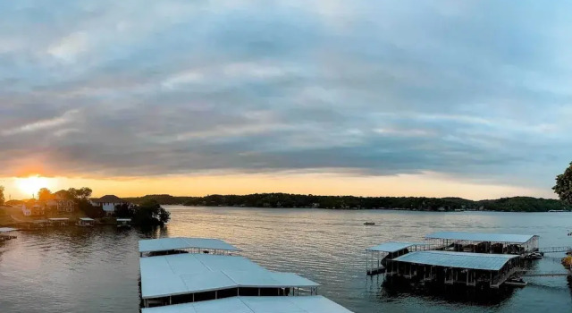 2 Pools, Boat Slip: Waterfront Condo in Lake Ozark, Prenota Appartamento Hotel a Missouri con parcheggio, Parcheggio