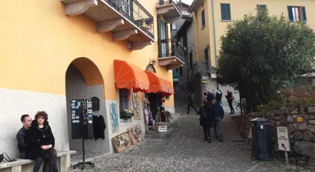 I Tre Oleandri Varenna, Забронировать Отель Отели Варенна с парковкой, рядом с Вилла Монастеро, Парковка