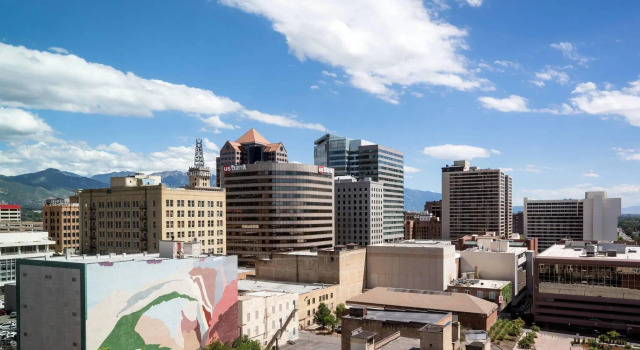 Четырёхместный номер Standard с красивым видом из окна Salt Lake Marriott Downtown at City Creek