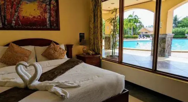 Люкс с видом на бассейн Subic Waterfront View Resort