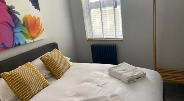 Central, stylish 3 bed apartment with sea views