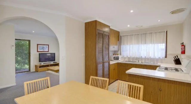 Апартаменты Parkwood Motel and Apartments