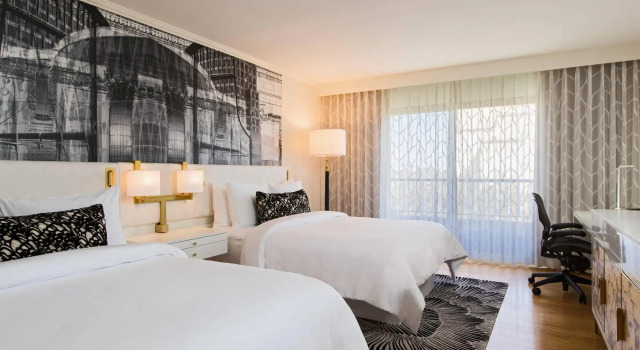 Четырёхместный номер Standard с балконом и с видом на город Avenue of the Arts Costa Mesa, a Tribute Portfolio Hotel