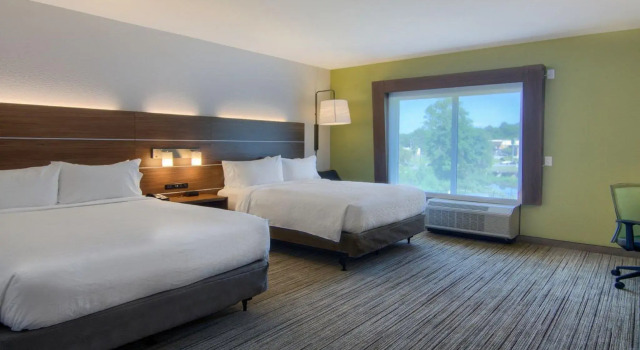 Четырёхместный номер Standard Holiday Inn Express & Suites Quincy I-10 by IHG