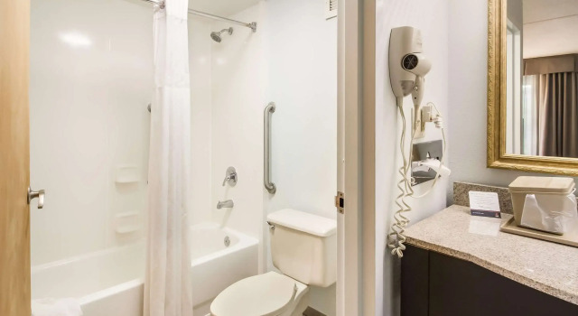 Четырёхместный номер Standard Clarion Inn Cleveland near University