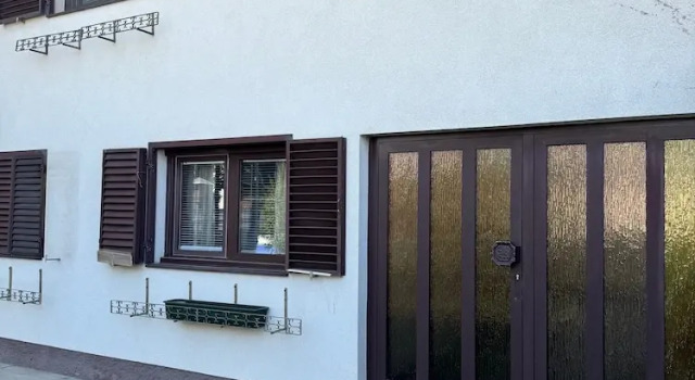 2 Bedrooms, 2 Baths House With a Living Room & an Upstairs Reception rea, Reservar Casa de férias 21. Floridsdorf Viena, perto de Colosseum 21