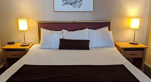 Двухместный люкс Howard Johnson by Wyndham Downtown Kamloops