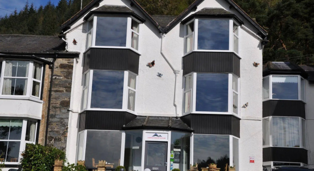 Aberconwy House B&B, Забронировать Отель «постель и завтрак» Бетс-и-Койд Клоид, рядом с Железнодорожный музей в Конви-Вэлли