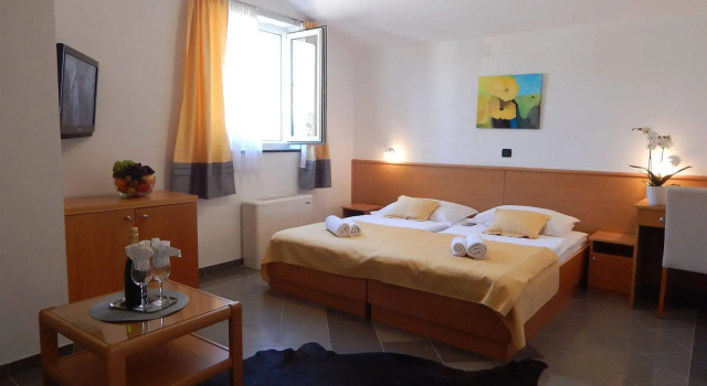 Hotel Sunce, Забронировать Отель Отели Подстраны 3 звезды, рядом с Частный Пляж «Вилла Палмс Апартментс Никса Рузич», 3*