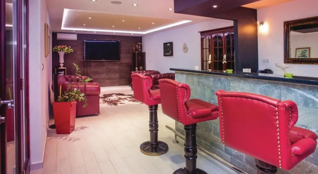 Awesome Home in Kucine Solin with Hot Tub, WiFi & 7 Bedrooms, Rezerwuj Hotel Solin Split Region