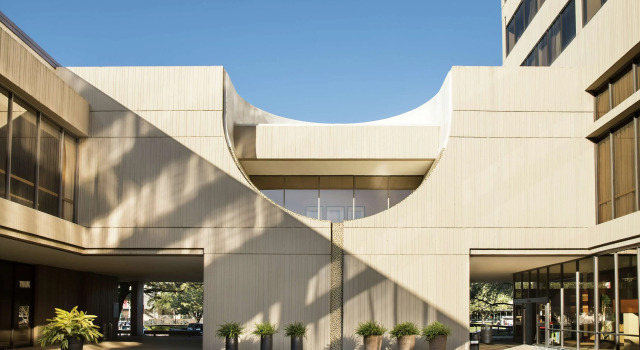 Hilton University of Houston, Забронировать Отель Хьюстон Texas Gulf Coast, рядом с Blaffer Gallery Art Museum of the University of Houston