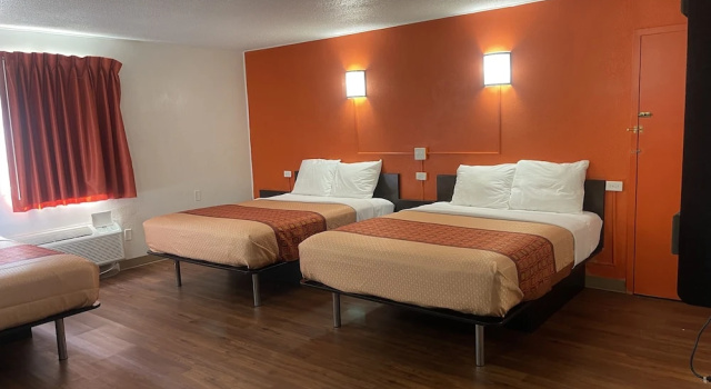 Трёхместный номер Deluxe Regal 8 Inn & Suites