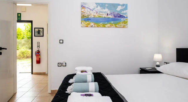 Kournas-sleeps8-parking-garden-pool-petfriendly, Забронировать Вилла Георгиуполис Апокоронас