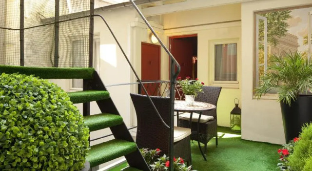 Кровать в общем номере Hotel Riviera Elysees