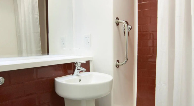 Travelodge Edinburgh Central Princes Street Hotel, Забронировать Отель Эдинбург Midlothian, рядом с Национальный музей Шотландии