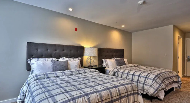 Sunny Days Suite at Killington! 3rm/Sleeps 10, Varaa Huoneisto Hotellit New England uima-altaalla, Uima-allas