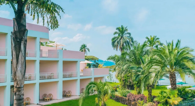 Четырёхместный семейный номер Standard с видом на бассейн Lake Kivu Serena Hotel