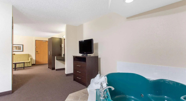 Двухместный люкс Superior AmericInn by Wyndham Rhinelander