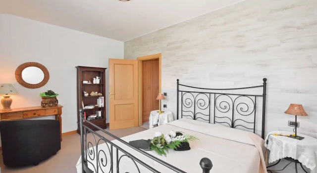 Margherita, Book Hotel Colico Como