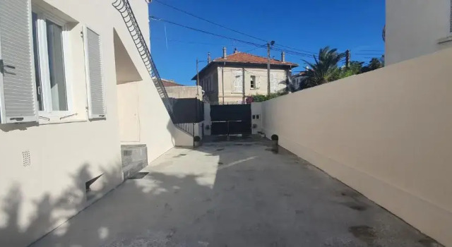 L ensoleillée MAISON 2 CHAMBRES-PRIVATE HOUSE CANNES, Забронировать Отель Отели Канн с парковкой, рядом с Le Croisette Casino Barriere de Cannes, Парковка