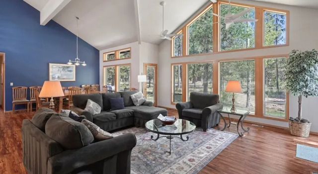Коттедж 1 Colonial Private Family Vacation Home features Bikes to Explore Sunriver by RedAwning